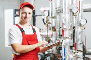 Handwerker vor Heizungsanlage