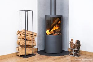 brennender Kamin mit Holzscheiten